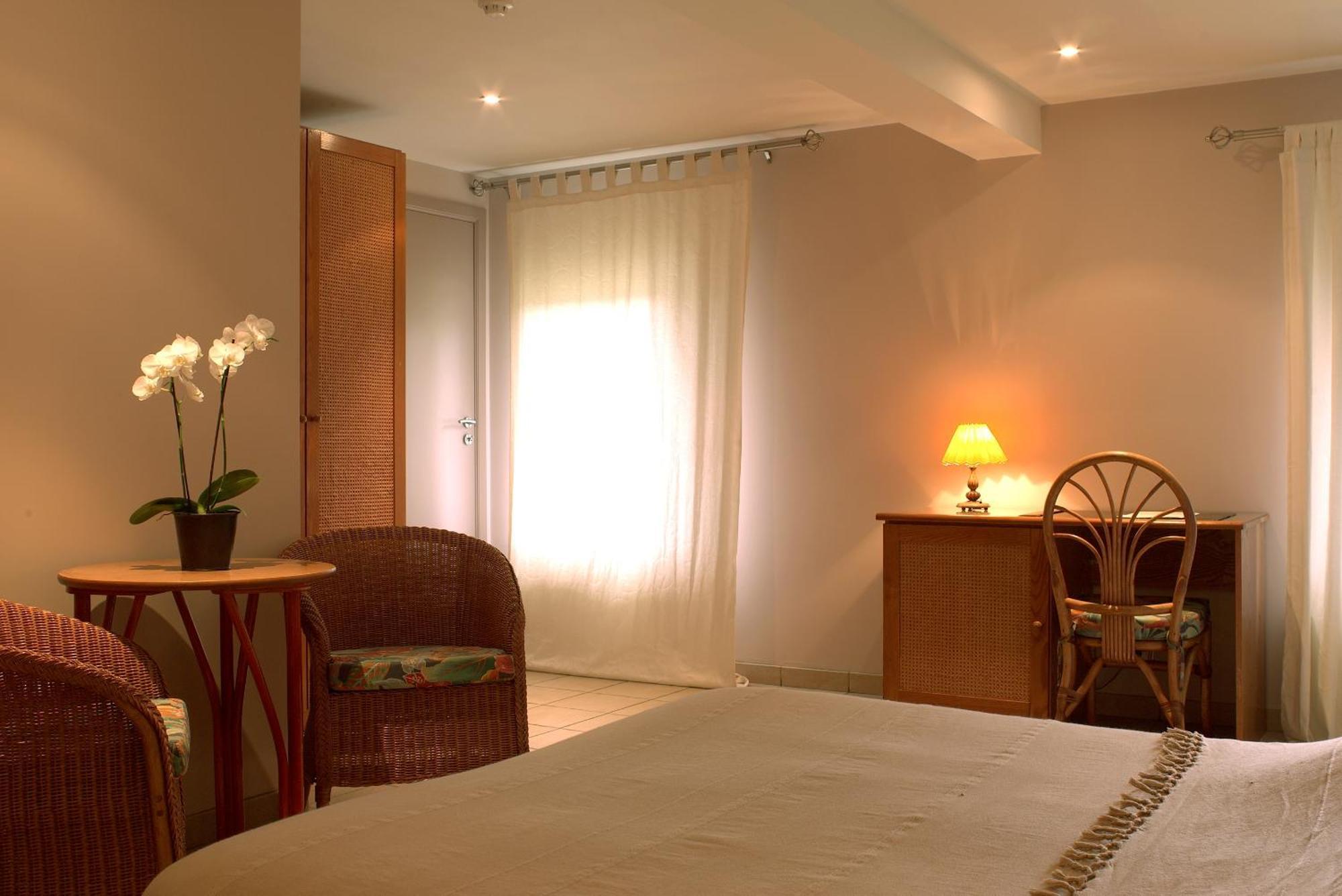 Hotel Le Beau Sejour Nassogne Buitenkant foto