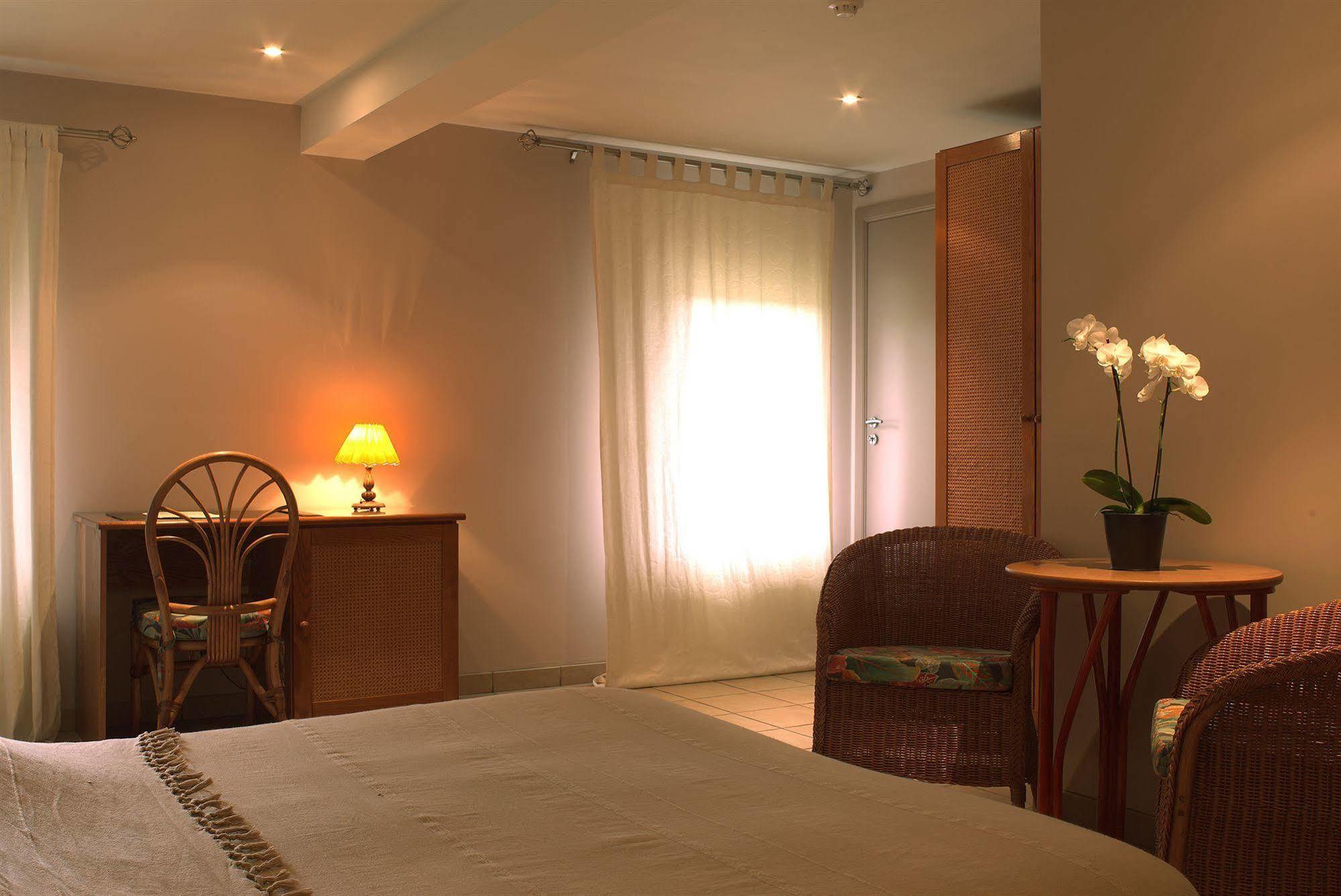 Hotel Le Beau Sejour Nassogne Buitenkant foto